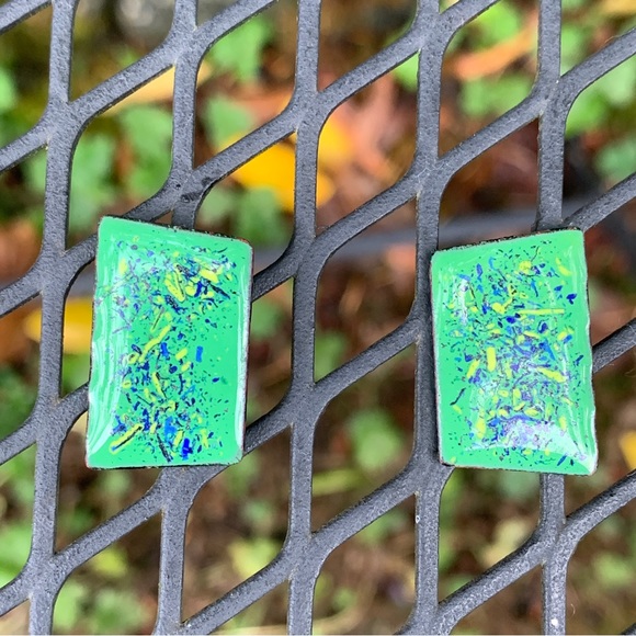 🤩3/$20 Vintage Green Abstract Enamel Earrings Screw Back Modernist Splatter VTG - Picture 1 of 9
